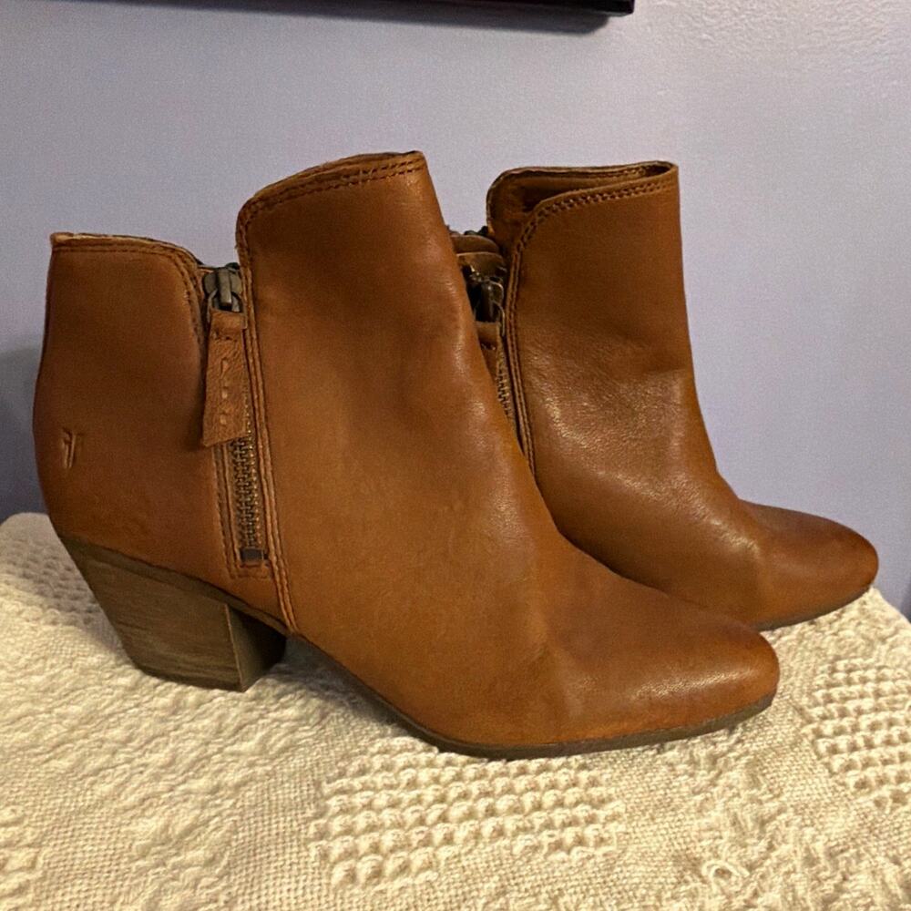 Frye Judith Double Zip Leather Ankle Bootie Brown Pointed Toe Womens 9M Cognac